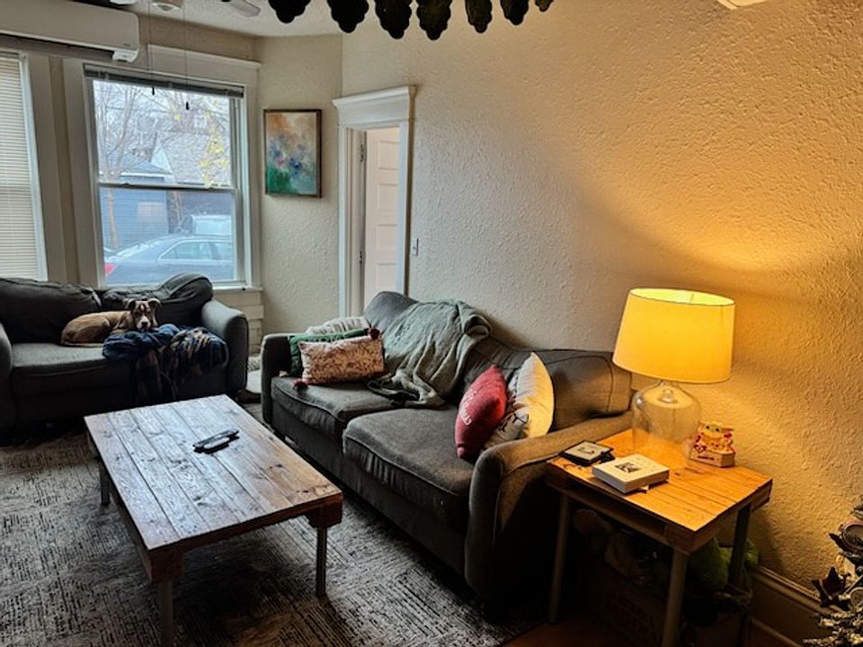 1st image of 1018 19th Ave NE APT 106