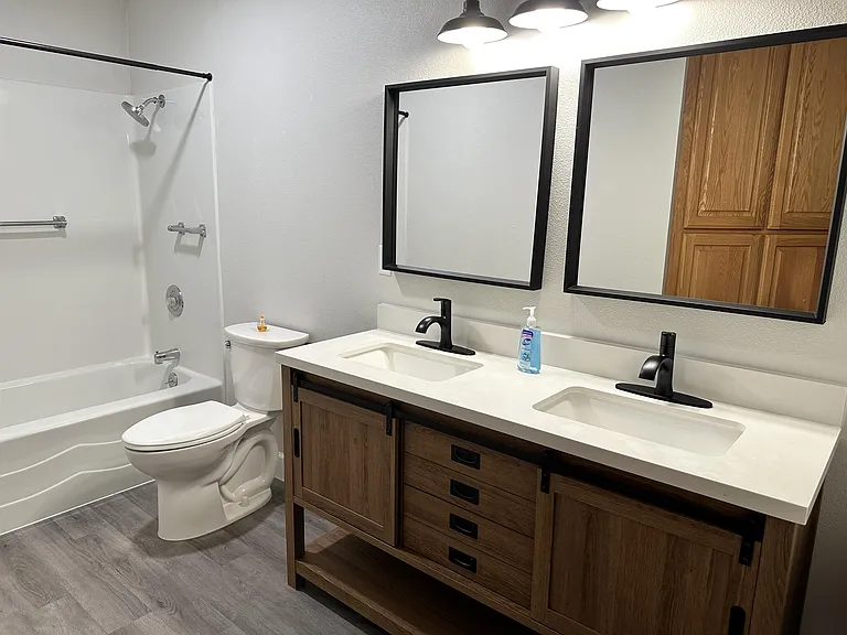 330 E College St — Photo 13