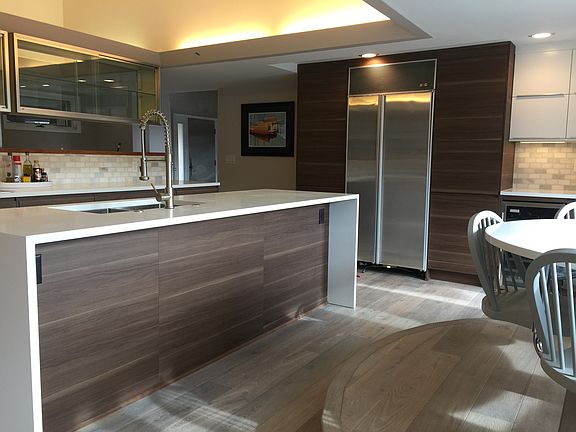 Kitchen w/ chefs table