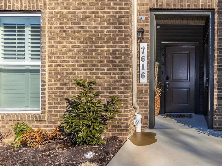 7616 Stemhart Ln — Photo 2