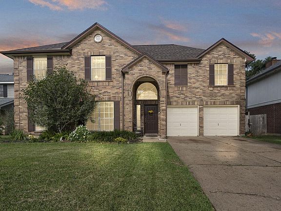 3rd image of 611 Woodlake Cir