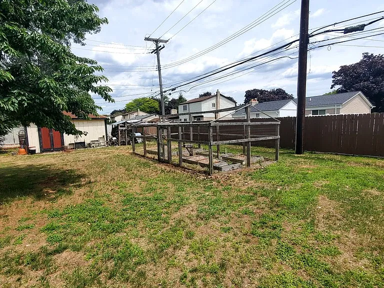 2595 Edwin Dr — Photo 4
