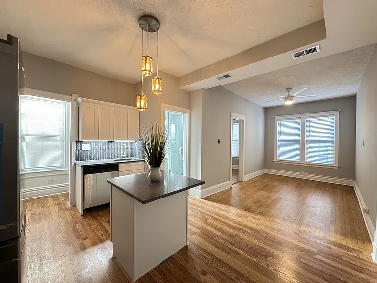 1721 W Nelson St — Photo 11