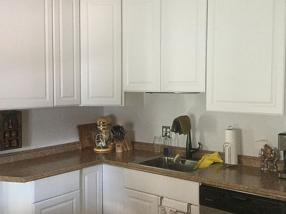 This kitchen with newly remodeled, to the ceiling, cabinets give you WAY, WAY more counter and cabinet space then any other Nordeast upper duplex you will find.