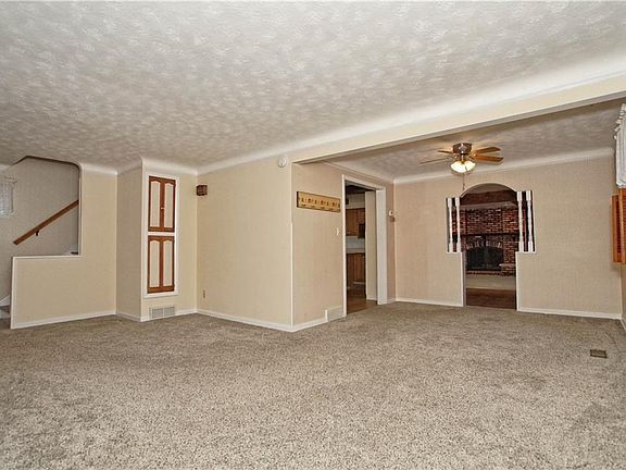 4th image of 385 E 215th St