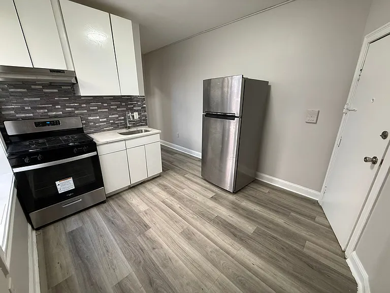5712 Hudson Ave #10E — Photo 2