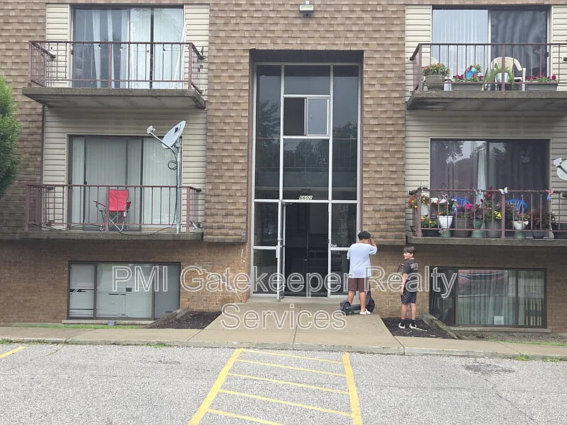 2 bed, 1.5 bath, 942 sqft, $1,300 — Photo 2