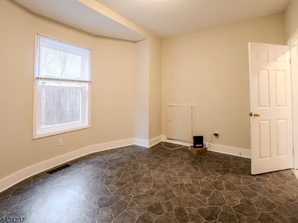 88 Trinity St, Newton, NJ 07860