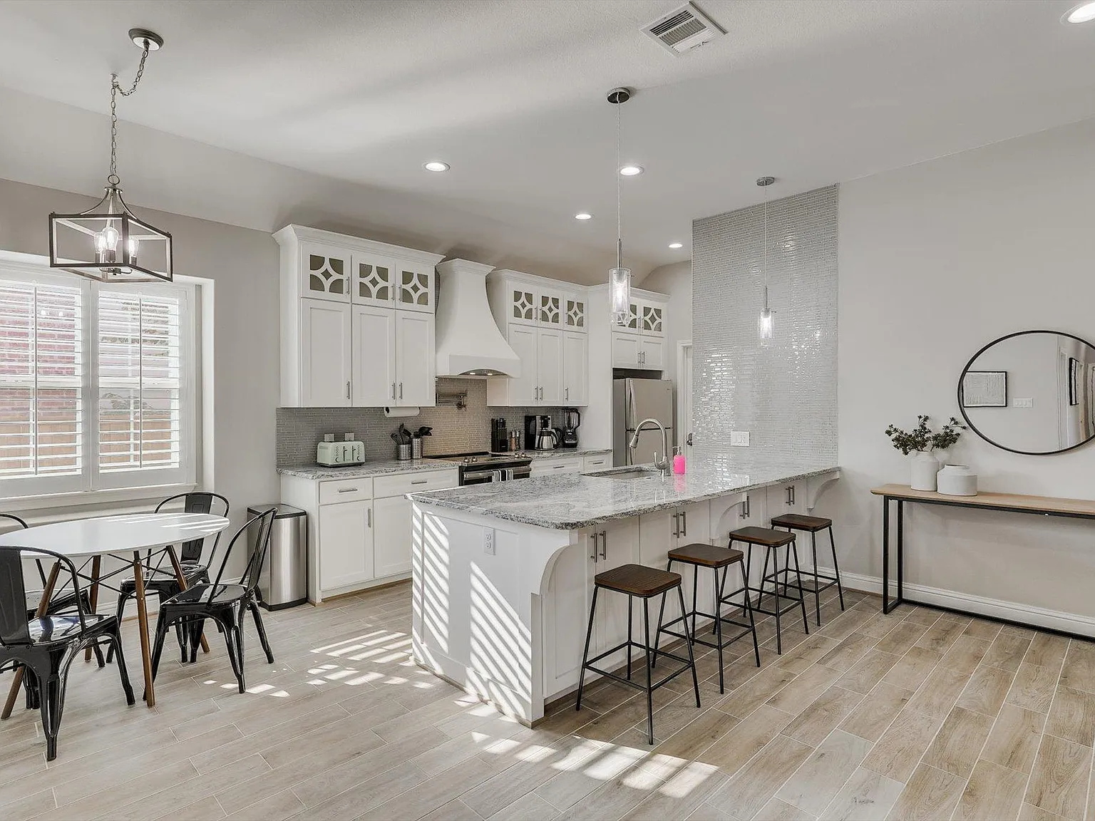 5 bed, 2.5 bath, 2135 sqft, $6,950 — Photo 3