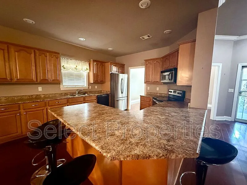 3 bed, 2.0 bath, 2125 sqft, $2,000 — Photo 2