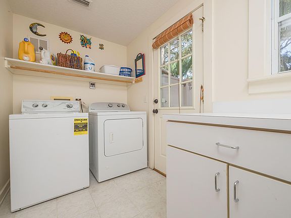 4th image of 132 Surfside Ave #2