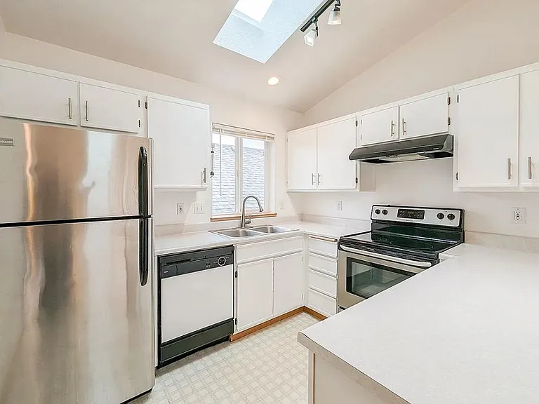 2522 NW Vaughn St — Photo 2