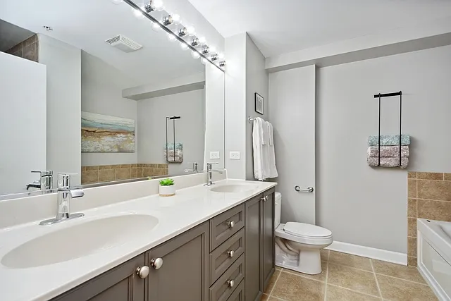 Building Photo - 451 W Huron St #509