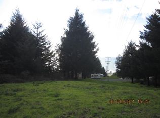 100 Vista Rd, Whitethorn, CA 95589