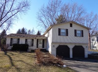 12 S Greenwich Ln, Geneva, IL 60134