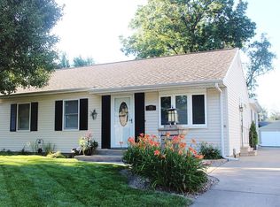 15 Briarcliff Ct, Pekin, IL 61554