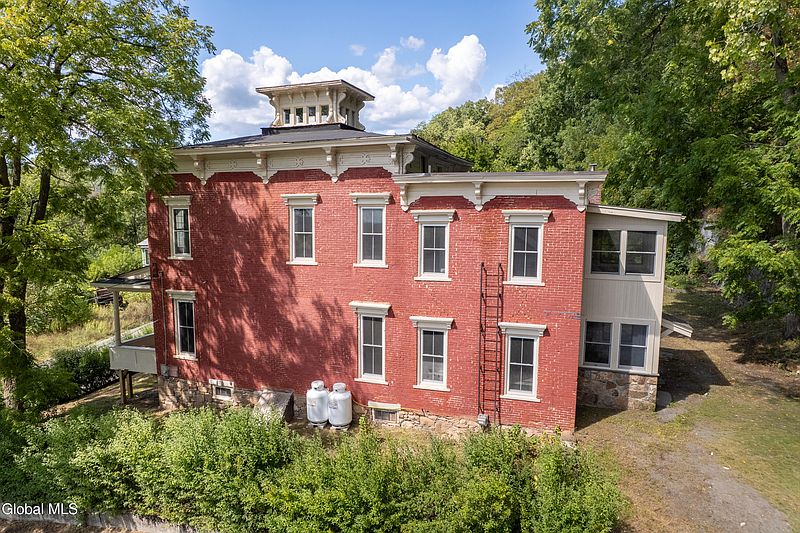 4th image of 8 Mountain Street