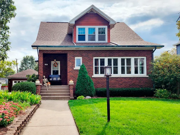 560 W Station St, Saint Anne, IL 60964