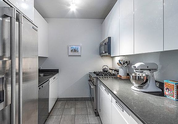 5th image of 99 John St APT 1610
