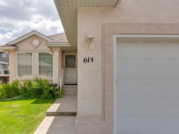 614 NW Sierra Madre Ct SW, Calgary, AB T3H 3M5