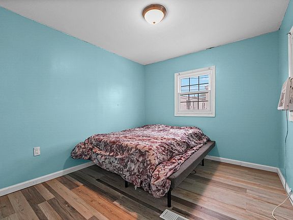 5th image of 21 Helen Dr