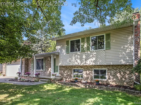 5216 Birchcrest Dr, Swartz Creek, MI 48473