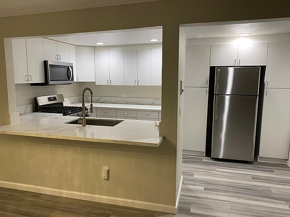 4th image of 21650 Burbank Blvd Unit 113