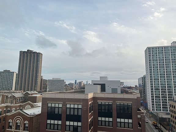 3rd image of 3927 N Clarendon Ave #1012