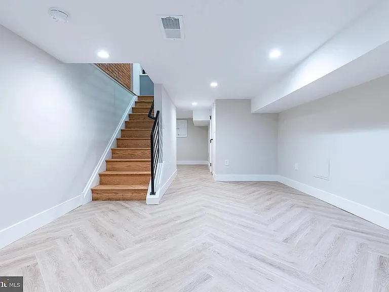 2433 W Seybert St — Photo 9