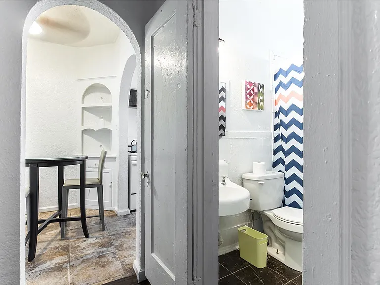 320 W Canty St #4 — Photo 5