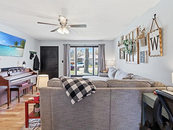 4th image of 864 S Main Avenue