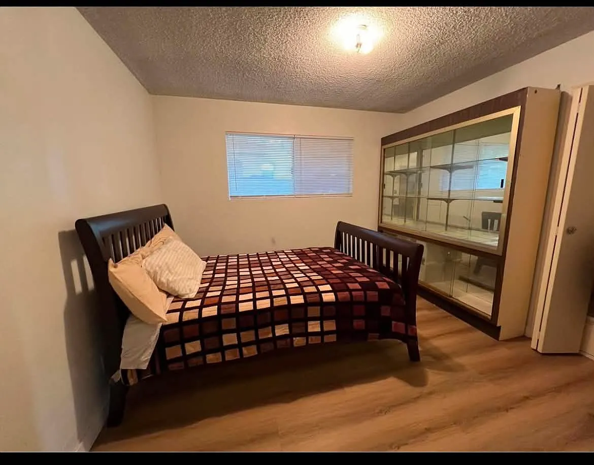 6 bed, 1900 sqft, $1,100 — Photo 1