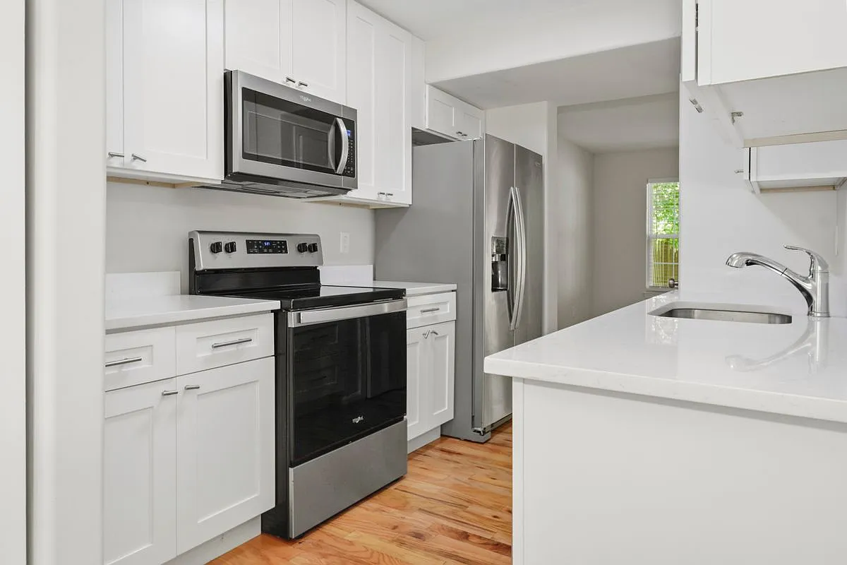 3 bed, 2.5 bath, 1240 sqft, $2,200 — Photo 4