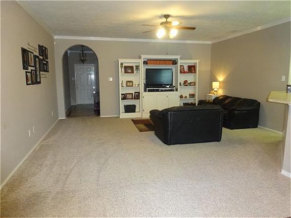 LIVING ROOM / WATERPROOF PAD