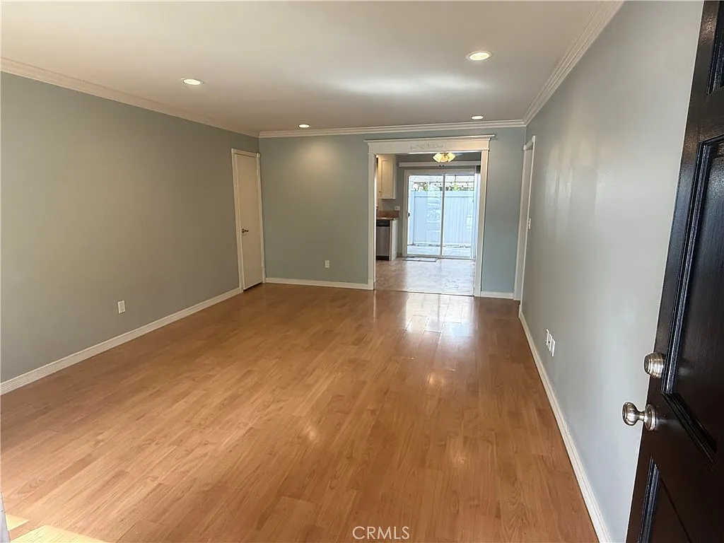 2 bed, 823 sqft, $3,200 — Photo 3