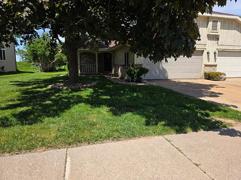 1600 E Tracia Ln — Photo 3