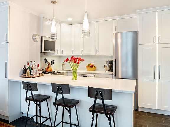 2nd image of 350 Bleecker St APT 4M