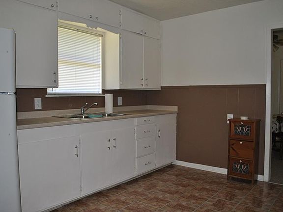 4th image of 909 W College Ave