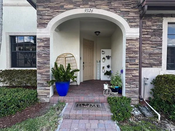 9326 W 33rd Ln, Hialeah, FL 33018