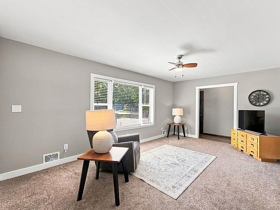3rd image of 225 Charles St