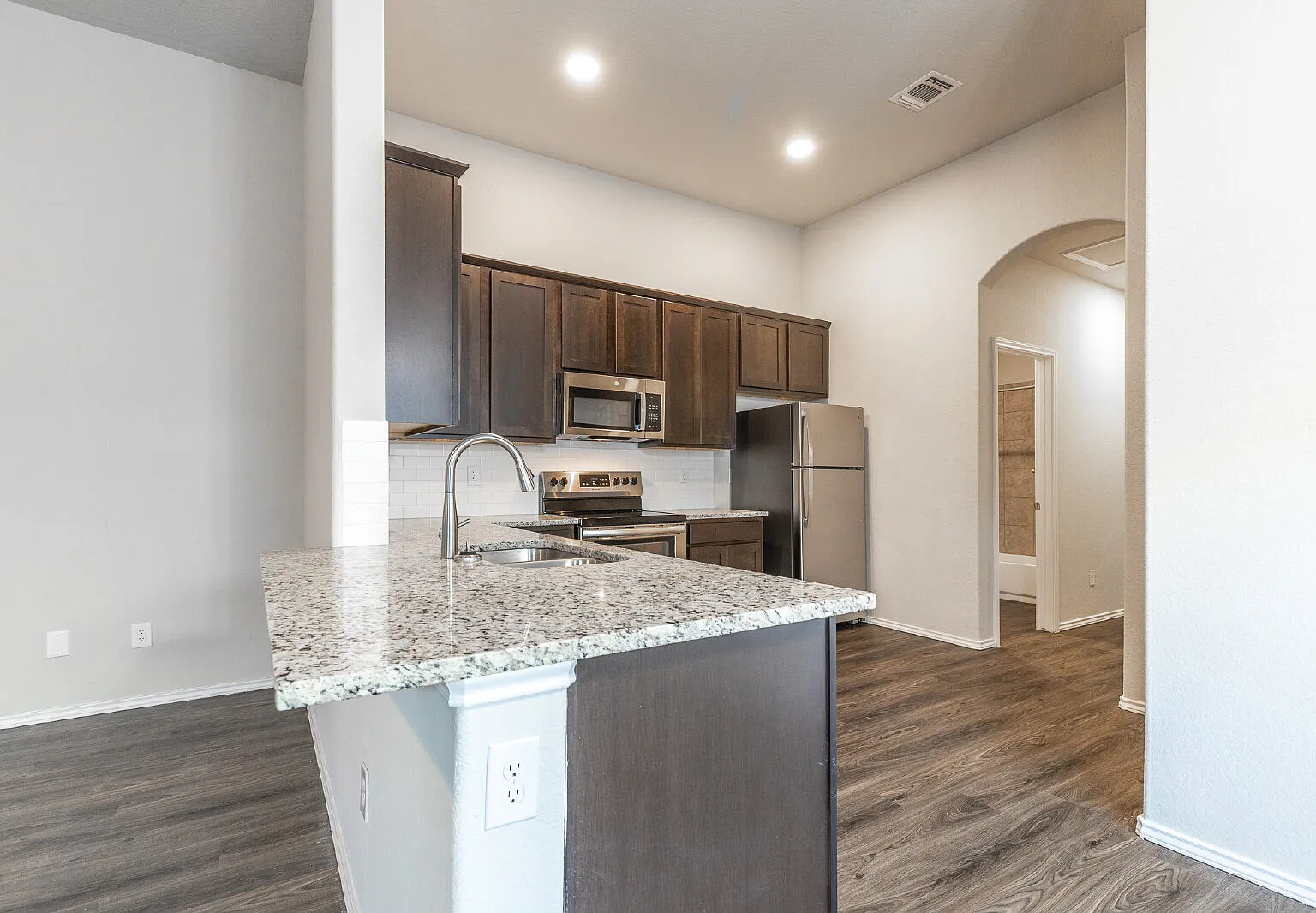 3 bed, 2.5 bath, 1372 sqft, $1,597 — Photo 2