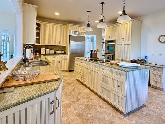 3rd image of 72 Gardiners Bay Dr