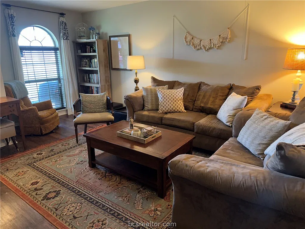 3 bed, 1080 sqft, $1,400 — Photo 2