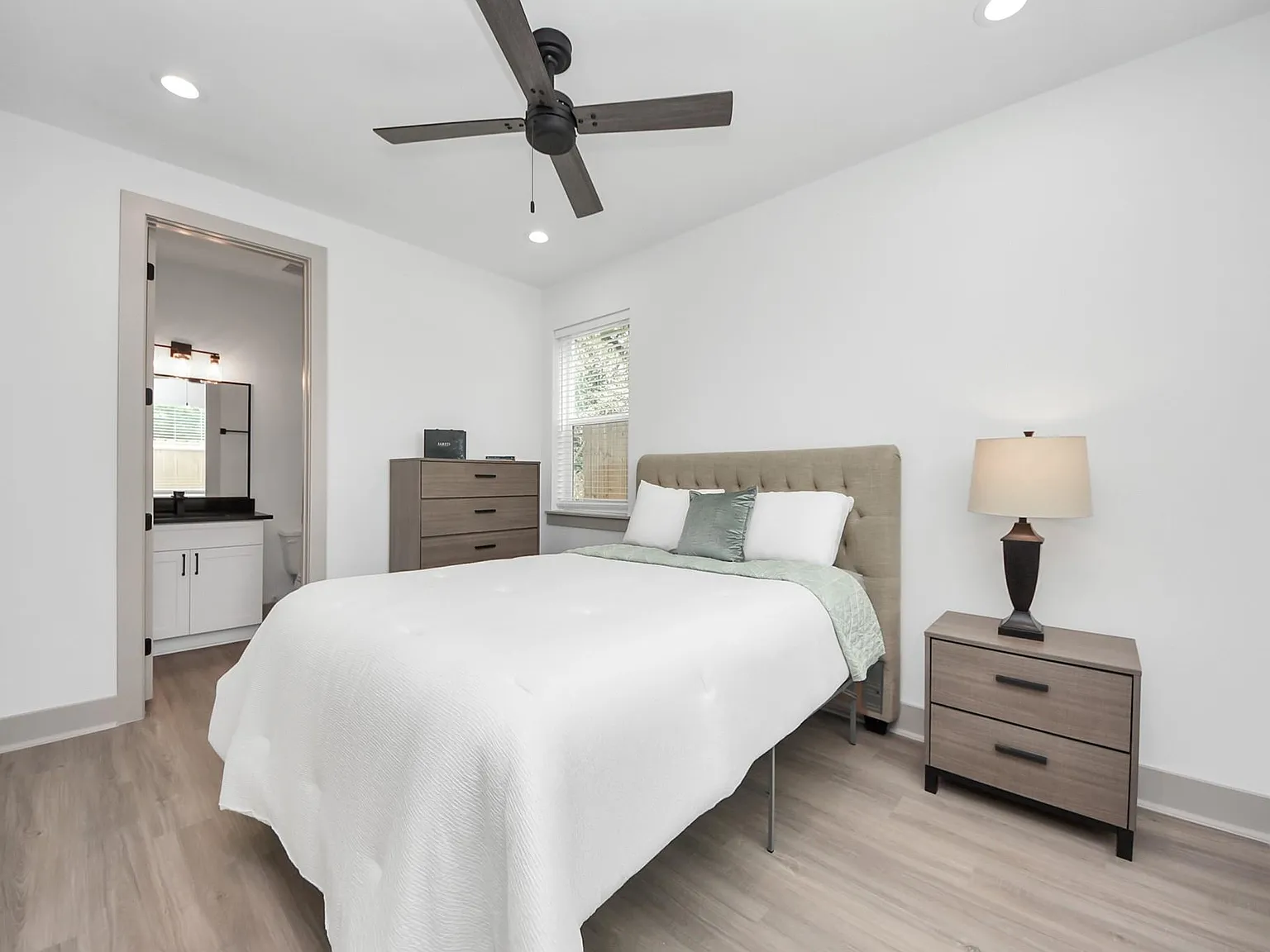 3 bed, 2.5 bath, 1636 sqft, $2,400 — Photo 3