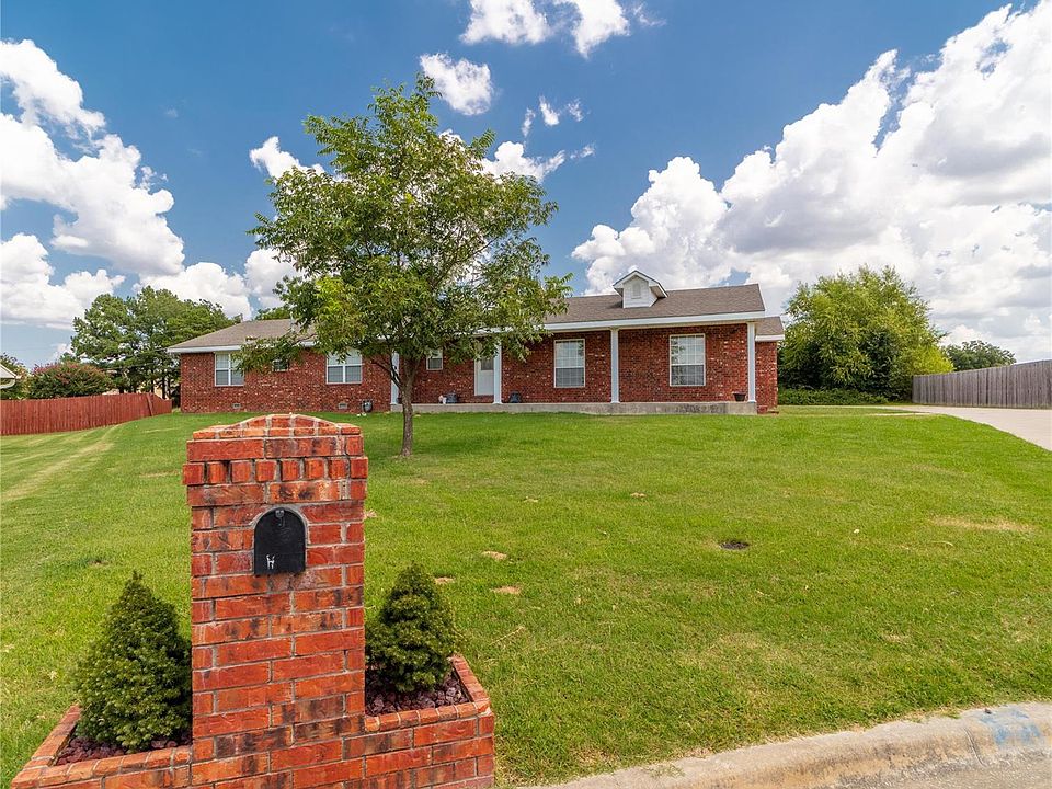 1st image of 2100 Wisteria Ln