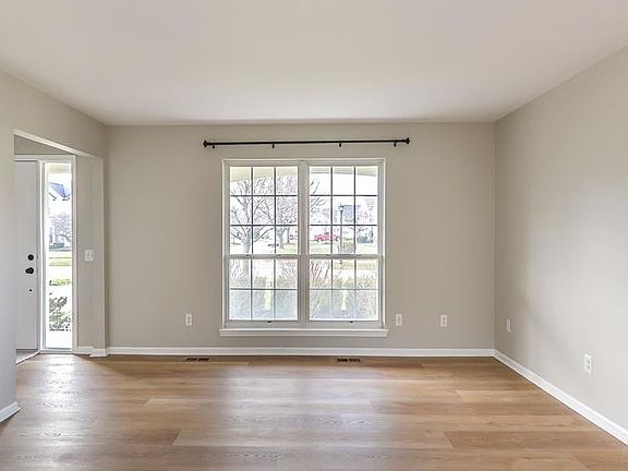 5th image of 936 S Parkwood Dr