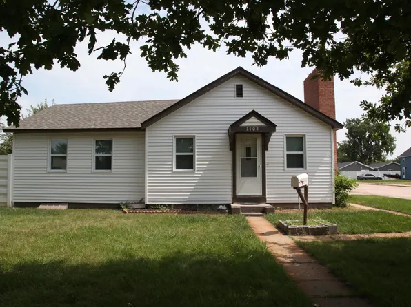 1402 J St, Cozad, NE 69130