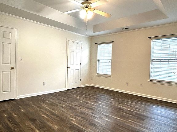 5th image of 111 Pin Oak Dr