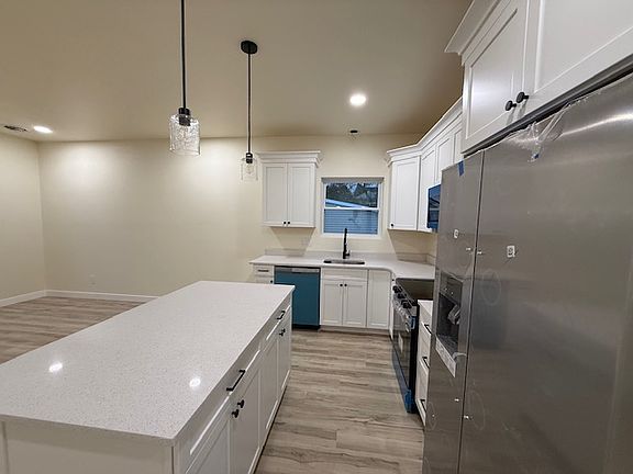 3rd image of 915 Hudson Ave #1