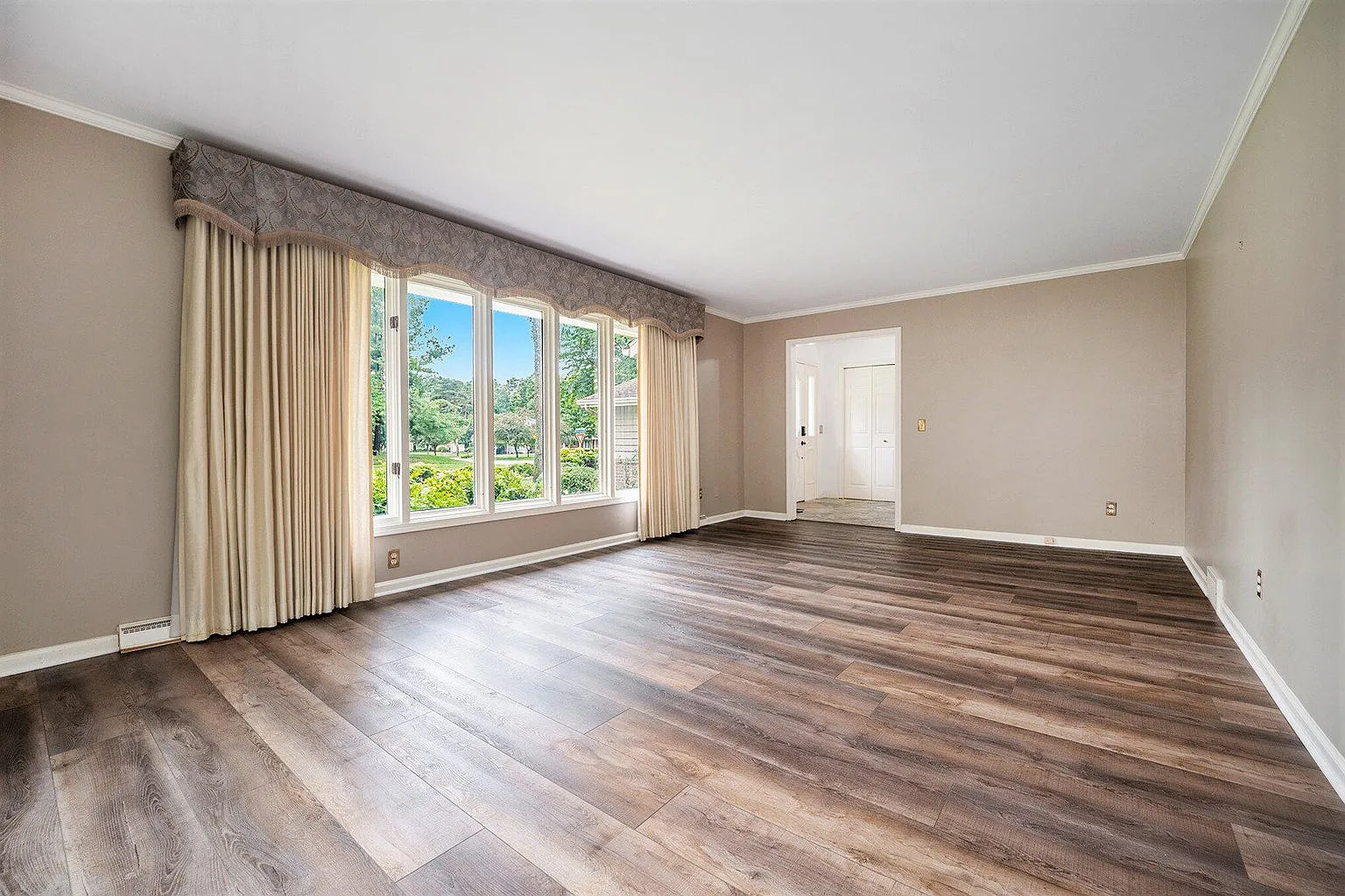 4 bed, 4108 sqft, $2,875 — Photo 3